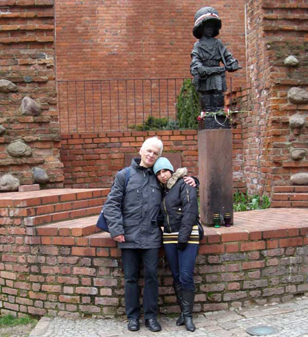 Piotr Stanisław Król z córką Dorotą pod pomnikiem Małego Powstańca