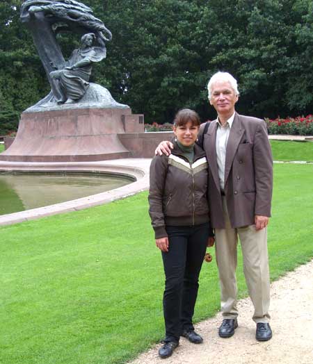 Piotr Stanisław Król z córką Dorotą pod pomnikiem Fryderyka Chopina